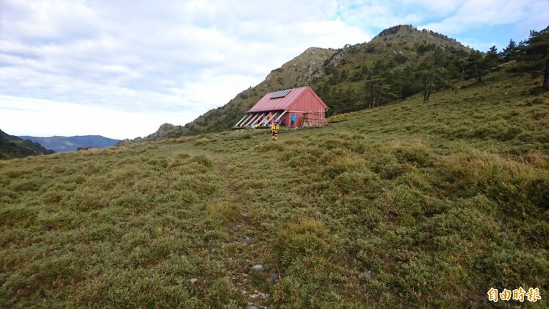 高雄轆轆谷山屋一登山客高山症發作。（記者黃明堂翻攝）