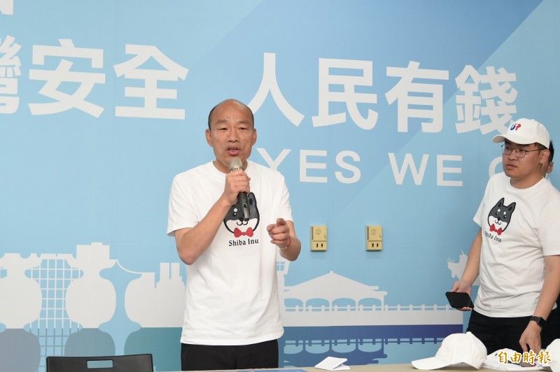 韓國瑜推出競選小物募款，並指國民黨中央的確財政困難。（記者張忠義攝）