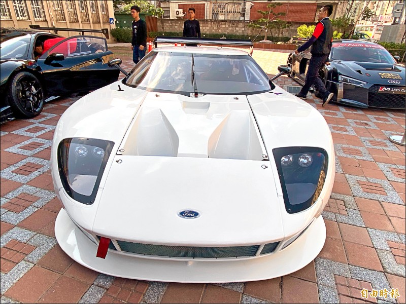 電影中主角賽車福特 GT40 系列已停產，全台剩20台，是賽車手喜歡收藏車款之一。（記者張聰秋攝）