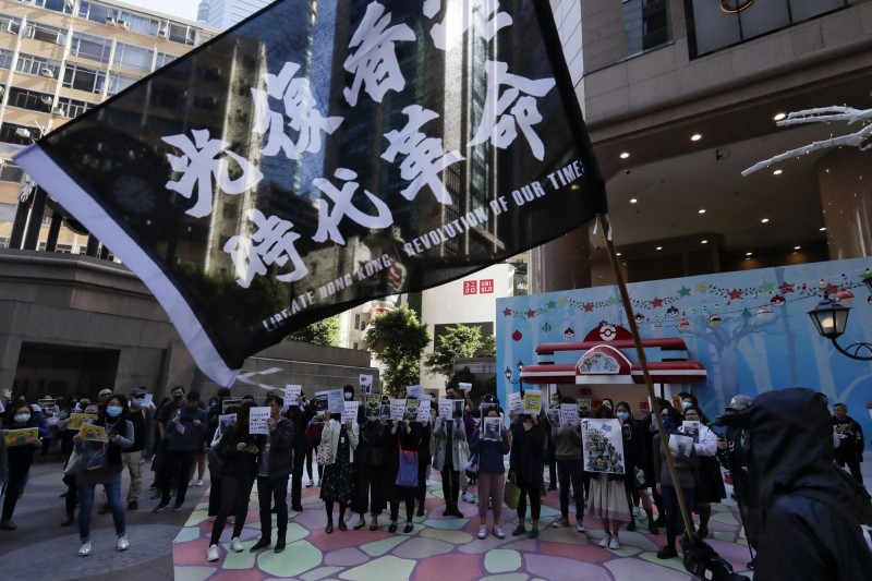中國知名律師陳秋實8月時前往香港見證反送中運動，卻遭當局緊急召回，而今更被限制出境。圖為示威者今日在銅鑼灣的抗議行動。（美聯社）