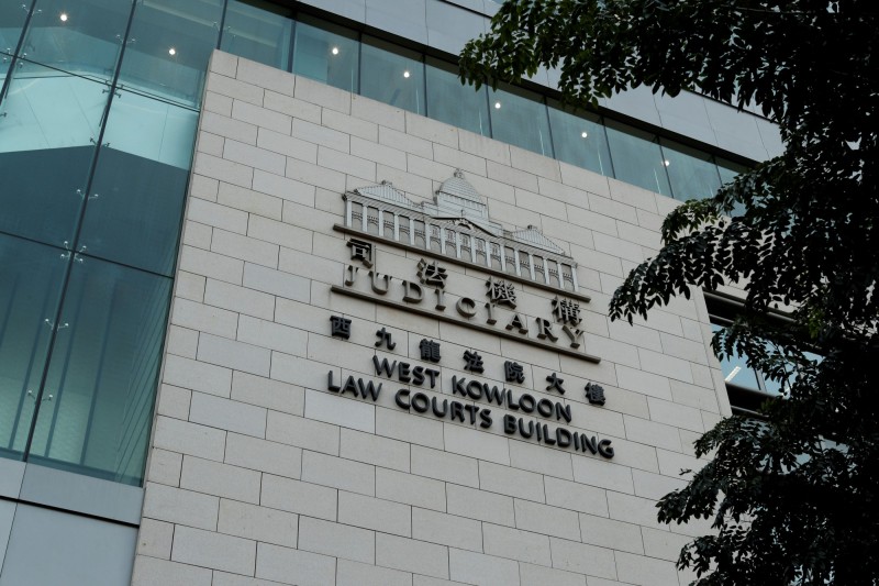 反送中首宗暴動案件昨（10）日於西九龍裁判法院（見圖）提訊，並訂於明年3月6日開審。現傳出另有2名上環暴動案被告已潛逃來台。（路透）