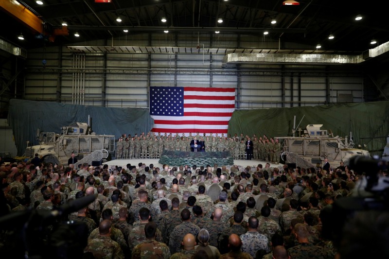 美軍在阿富汗最大的軍事基地巴格蘭空軍基地今早遭襲，美國總統川普才剛與駐地美軍一起慶祝感恩節。（路透）
