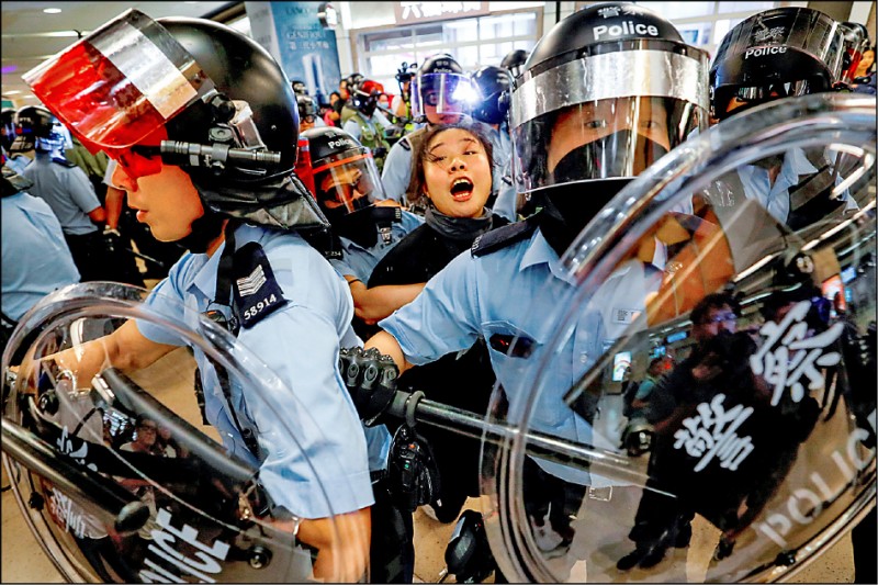 港府邀請加入監警會協助調查港警處理「反送中」抗爭執法爭議的五名外國專家，十一日集體請辭。圖為港警九月間在港鐵沙田站、旺角警署外鎮壓抗爭民眾。（路透檔案照）