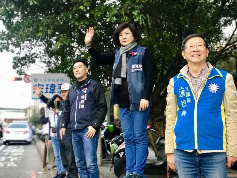 國民黨基隆立委候選人宋瑋莉(右2)說,應該用公投的方式讓市民來表達意願,無論結果是贊成或反對,政府都要尊重民意。(宋瑋莉競選服務處提供)