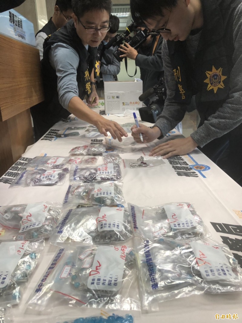 警方查扣偽劣珠寶翡翠上千件。（記者許國楨攝）