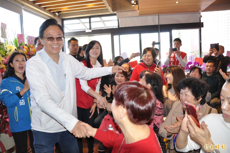 國民黨副總統候選人張善政（左2）出席桃園市黨籍立委候選人萬美玲（左3）舉辦的「新住民午餐約會」。（記者周敏鴻攝）