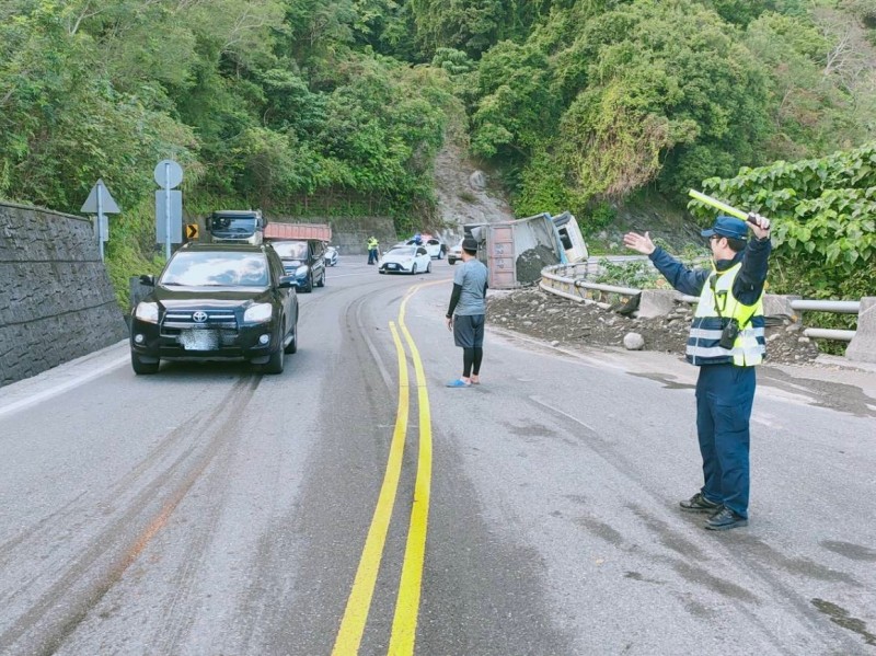 警方在事故現場交管。（記者張議晨翻攝）