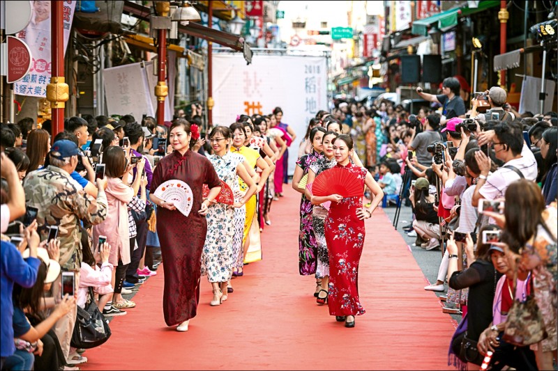 大稻埕以紡織、南北貨出名，自二○一七年開始「大稻埕創意街區發展協會」每年舉辦象徵豐收的「秋穫季」，將在今天下午於永樂市場廣場登場！今年集結大稻埕指標性服裝設計師、近八十套作品，展示在地文化的時尚魅力，除了服裝走秀外，還有歌謠演唱、音樂演奏，全程開放民眾免費。（圖︰大稻埕創意街區發展協會提供，文︰記者楊心慧）