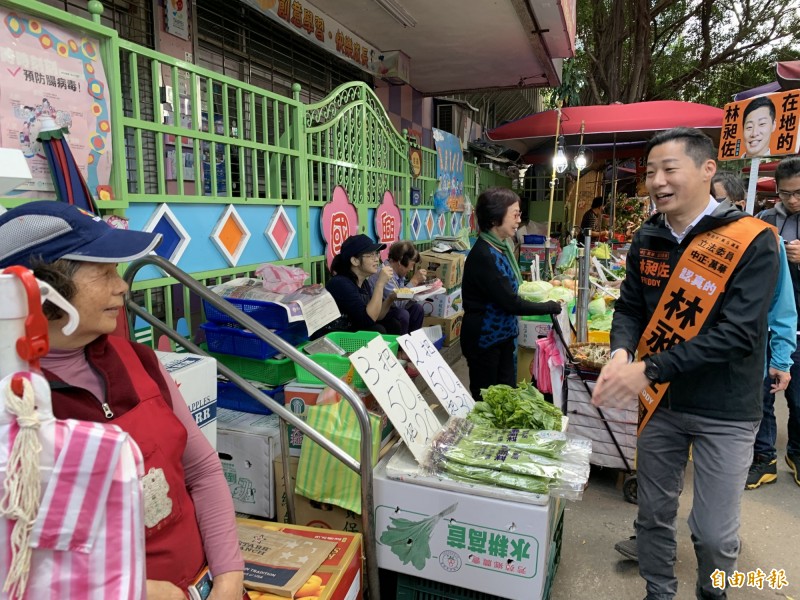 林昶佐於國光市場拜票。（記者郭安家攝）