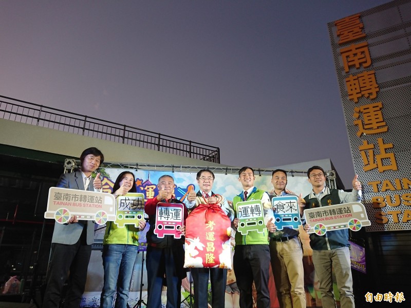 台南轉運站首波暖身宣傳活動,台南市長黃偉哲(中)贈送「考運符」。(記者洪瑞琴攝) 台南轉運站首波暖身宣傳活動,台南市長黃偉哲(中)贈送「考運符」。(記者洪瑞琴攝)