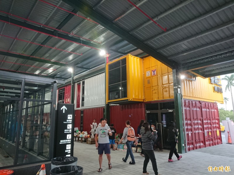 台南轉運站將於12月25日起試營運,今天辦文創市集暖身宣傳。(記者洪瑞琴攝) 台南轉運站將於12月25日起試營運,今天辦文創市集暖身宣傳。(記者洪瑞琴攝)