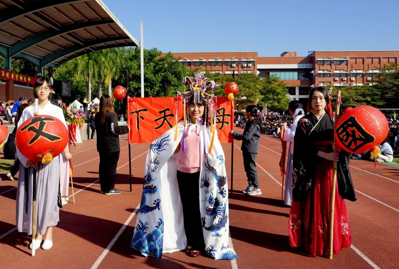 台南大學校慶運動會，國語文學系學生「扮很大」創意進場。（記者洪瑞琴翻攝）