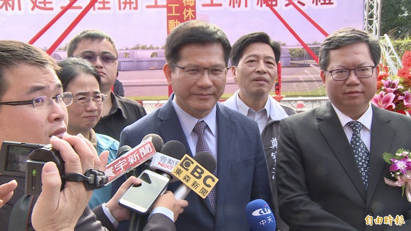 遠航停飛民航局六日不審理？林佳龍表示，交通部星期五下班時收，初步資料未解釋清楚。（記者李容萍攝）