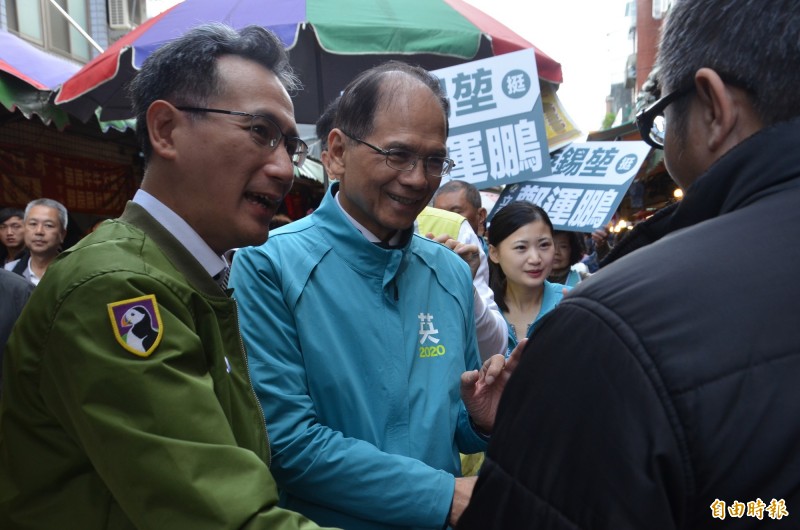 前行政院長游錫堃今天再度來到桃園，替第一選區立委候選人鄭運鵬站台，兩人先後到龜山仁德宮參香再到市場拜票，接著轉往桃園大檜溪舉辦連任座談會，行程馬不停蹄。（記者魏瑾筠攝）