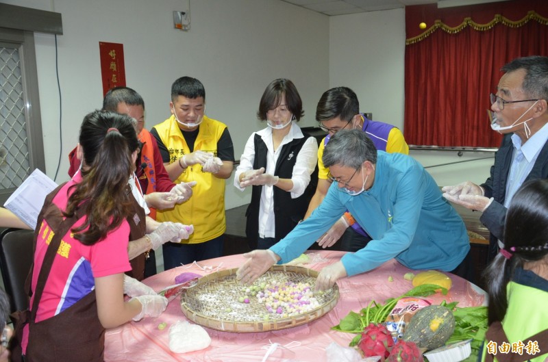 副總統陳建仁與椰子園老人養護之家老人一起搓湯圓。（記者李立法攝）