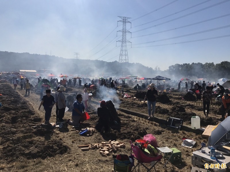 南投花卉嘉年華系列活動「草屯田園焢窯樂」今天登場，現場300窯、逾2000位民眾參與。（記者佟振國攝）