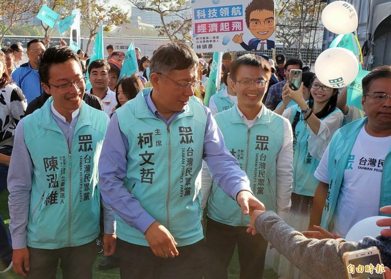 台灣民眾黨新竹縣立委第二選區候選人林碩彥（左3）今天舉辦競選總部成立大會，邀請台北市長、黨主席柯文哲（左2）來幫他造勢。（記者蔡孟尚攝）
