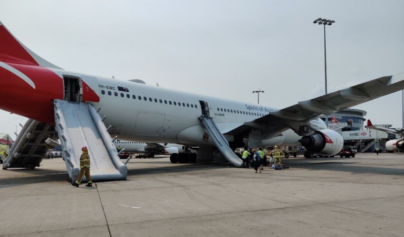 澳航客機起飛發現液壓問題，班機返回雪梨機場後，機艙煙霧瀰漫，緊急出動滑梯疏散乘客。（圖擷自機上乘客@EVILH0MER推特）