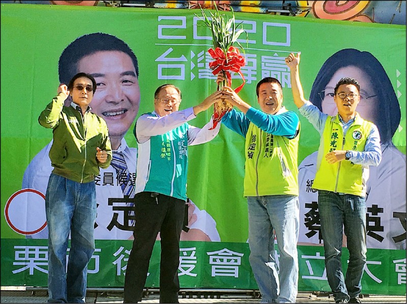 民進黨立委候選人徐定禎（右二）成立苗栗市、卓蘭鎮的蔡英文、徐定禎聯合後援會。（記者鄭名翔翻攝）