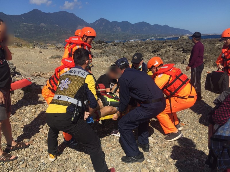 8旬翁在卑南鄉富山海岸溺水，海巡警消救起時已無意識。（記者黃明堂翻攝）