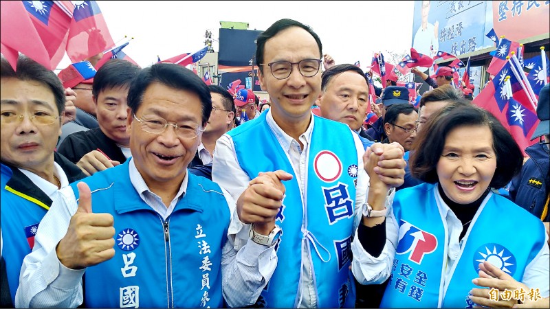 國民黨宜蘭縣聯合競選總部成立大會，前新北市長朱立倫（中）帶領立委候選人呂國華（左）、宜蘭縣長林姿妙（右）大進場。（記者江志雄攝）