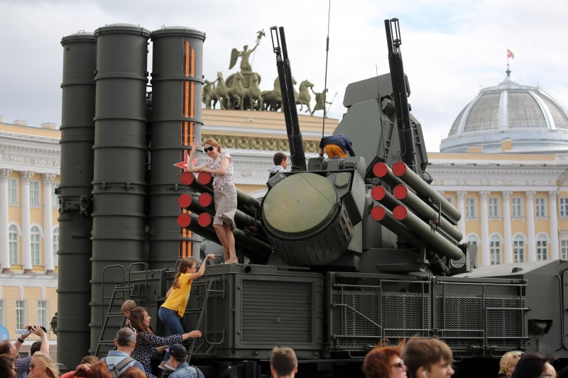中國拼命「山寨」俄國武器，讓俄羅斯頭疼。圖為在俄羅斯海軍節展示的S-400防空飛彈（左）以及鎧甲-S1防空車（右）。（彭博）
