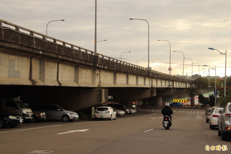 新竹縣長楊文科計畫在圖中經國橋的北上車道，新建東、西兩端銜接如圖橋下興隆路的匝道以分流車潮。（記者黃美珠攝）