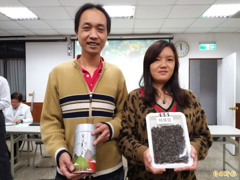 108年度新竹縣冬季東方美人茶（膨風茶）優良茶比賽，今天揭曉成績，由北埔鄉製茶世家義春茶園的媳婦黃美琴摘下特等獎，她的先生姜金域去年也拿下夏茶賽特等獎。 （記者廖雪茹攝）