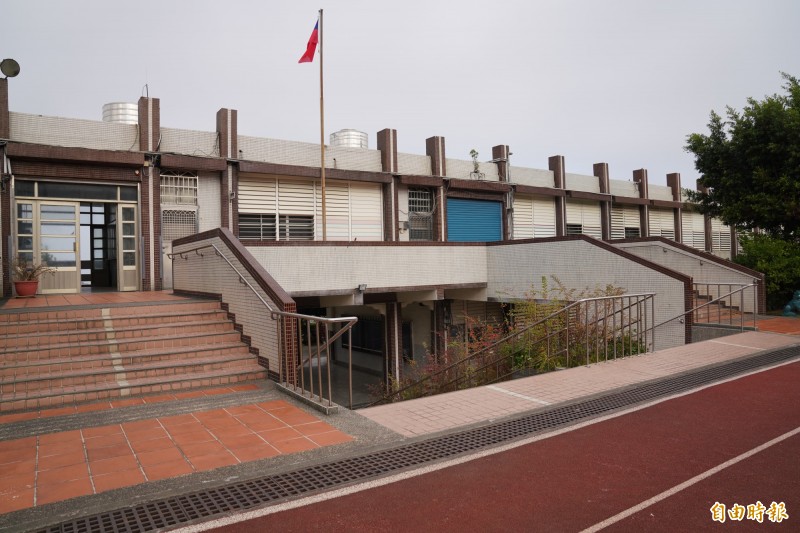 大甲東陽國小舊教學大樓拆除重建。（記者張軒哲攝）