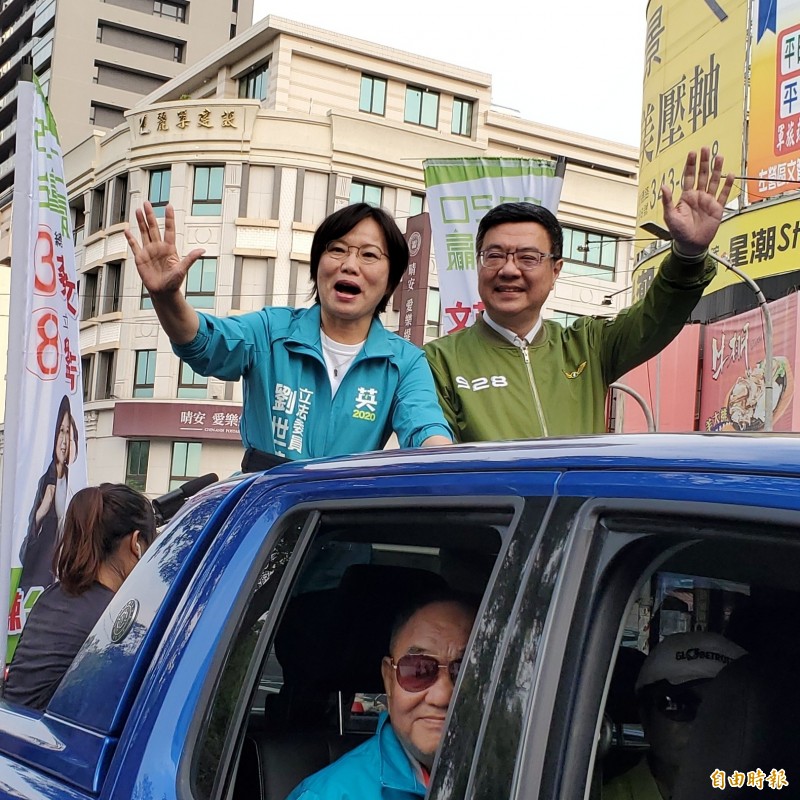 民進黨主席卓榮泰今南下高雄，陪同黨籍左楠區立委劉世芳掃街拜票。（記者陳文嬋攝）