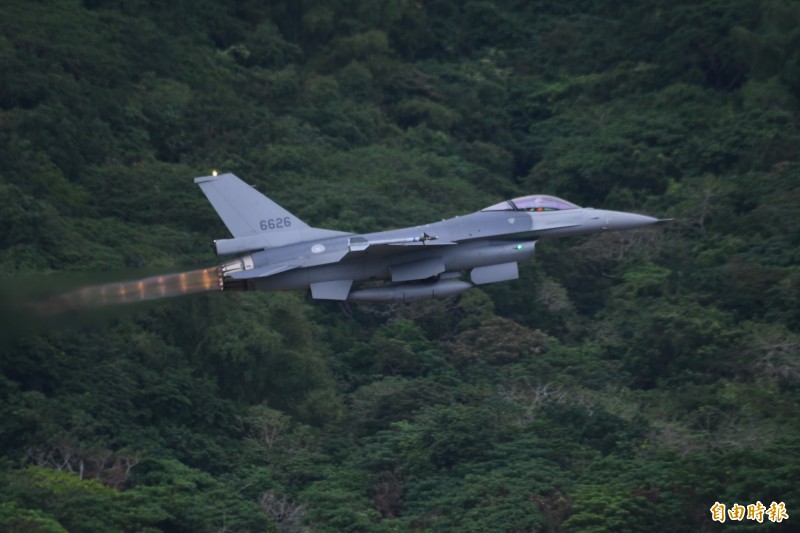 菲律賓國防部長羅倫薩那表示，空軍正在評估兩款新式戰鬥機，包含紳寶的JAS 39及洛馬的F-16V。圖為台灣空軍F-16V戰鬥機。（資料照）