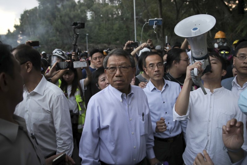 中大校長段崇智（中）獲選為《泰晤士高等教育》2019年高等教育風雲人物。圖為段崇智於11月12日警民衝突期間親抵中大校園試圖斡旋。