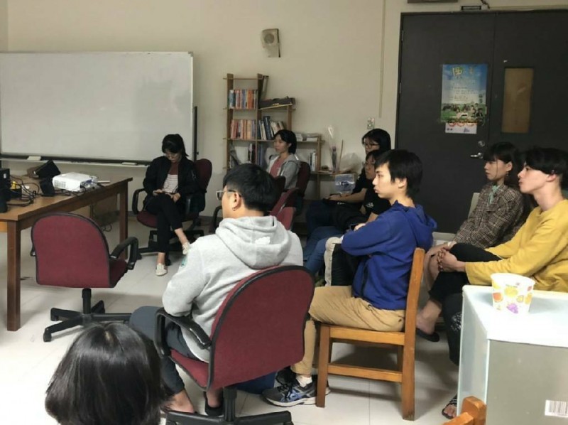 東華大學學生會昨晚邀民進黨青年部主任吳濬彥與學生座談，未料開講前一刻，校方以「恐違反行政中立法」阻擋，後來學生會改至辦公室進行小型交流分享。（東華大學學生會提供）