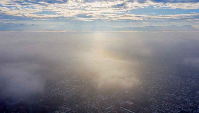 余信賢今天上午空拍嘉義市上空，拍攝到「耶穌光」、雲海，景色如夢似幻。（余信賢提供）