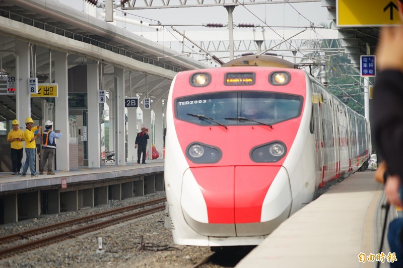 台鐵電氣化南延 普悠瑪首度駛進枋寮鄉親歡呼搶拍 生活 自由時報電子報