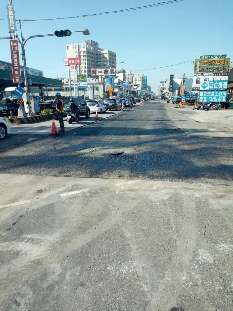 永康區重要幹道進行配電管路工程，影響交通引發民怨。（南市工務局提供）