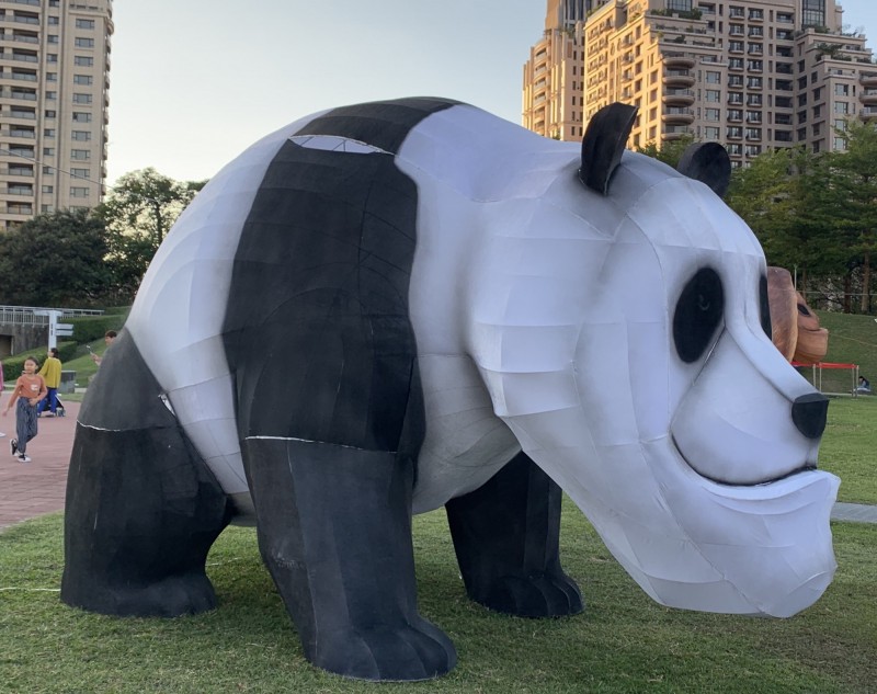 文心森林公園燈區明天開幕，「戽斗星球」花燈已經損壞了。（江肇國提供）