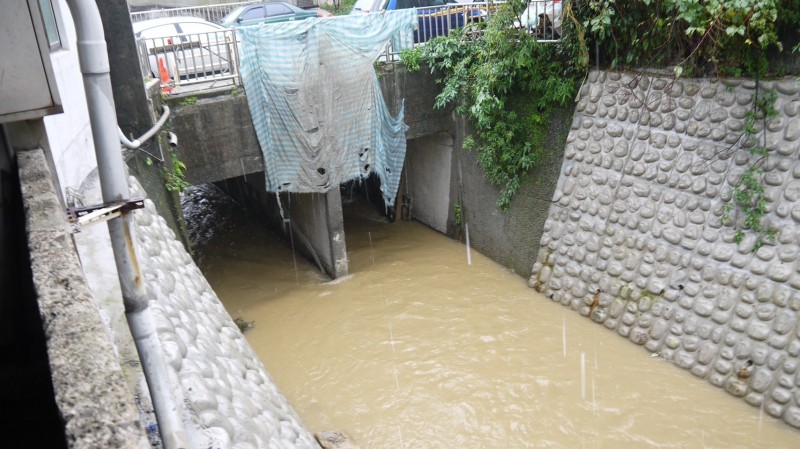 民進黨立委蔡適應今天在基隆市安樂區辦理大武崙溪整治工程會勘，聽取經濟部工業局與第十河川局簡報工程進度，圖為大武崙溪支流護岸整治。（記者俞肇福翻攝）