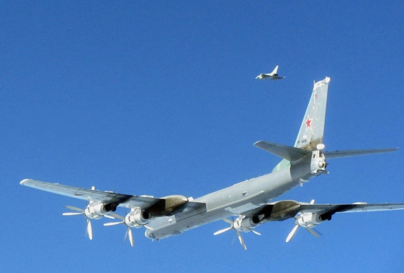 Tu-95轟炸機已服役逾60年（前方處），曾多次與西方各國戰機遭遇。圖為英空軍攔截Tu-95轟炸機情形。（路透）