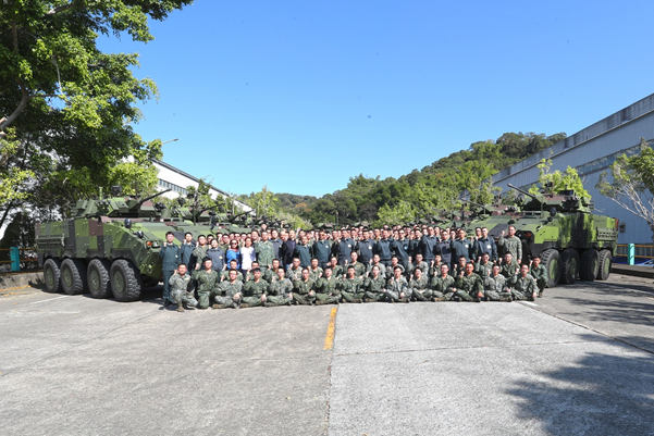 陸軍司令陳寶餘上將到軍備局第209廠視導接裝作業，並與接裝訓練的官兵合影，現場展示出長長兩列丶全新生產的30公厘鏈砲八輪甲車，氣勢極為驚人。（圖：取自陸軍司令部臉書專頁）