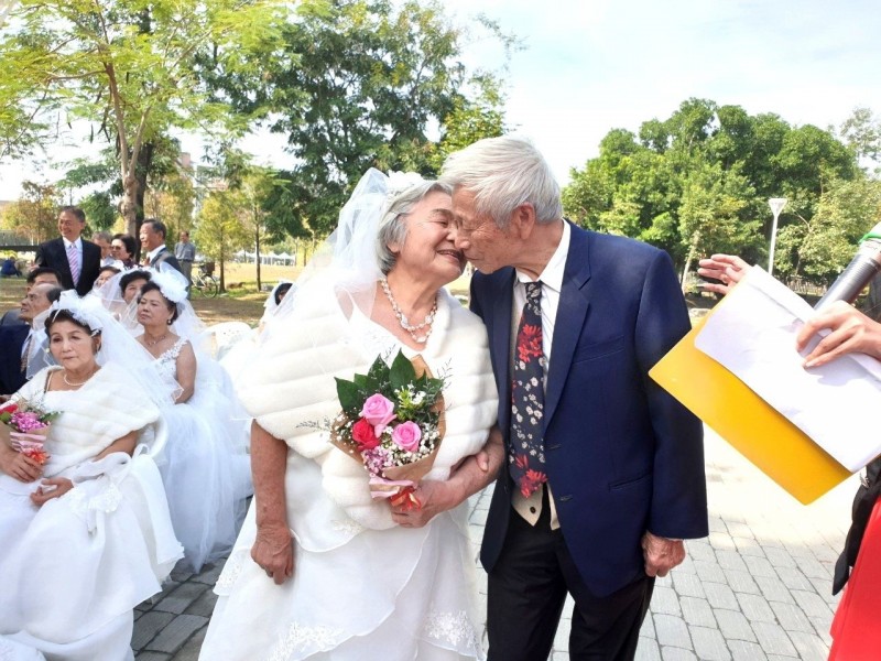 高齡91歲的蔡玉書阿公、林慶阿嬤，結婚至今61年（鑽石婚），兩人感情歷久彌新。（記者蘇福男翻攝）