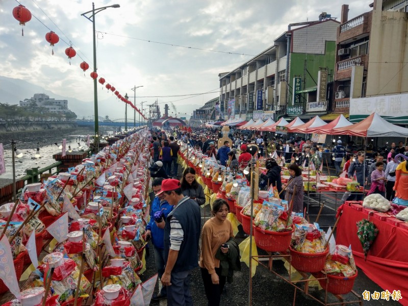 水里鄉舉行12年一度大建醮，各大醮壇都擠滿了拜拜民眾，萬人空巷場面相當壯觀。（記者劉濱銓攝）