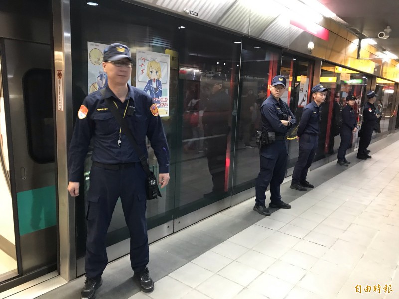 罷韓、挺韓大遊行平和落幕，高市警局肯定雙方群眾高度民主素養，也感謝官警們犧牲假期和辛勞。（記者黃良傑攝）