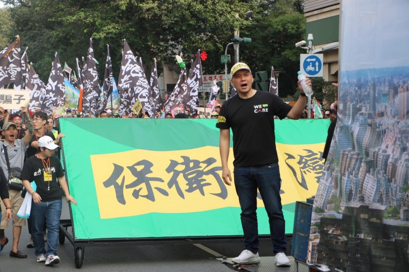 民進黨高市議員李柏毅賭贏韓國瑜今會提早離開，明天仍會發送500杯珍奶。（記者王榮祥翻攝）