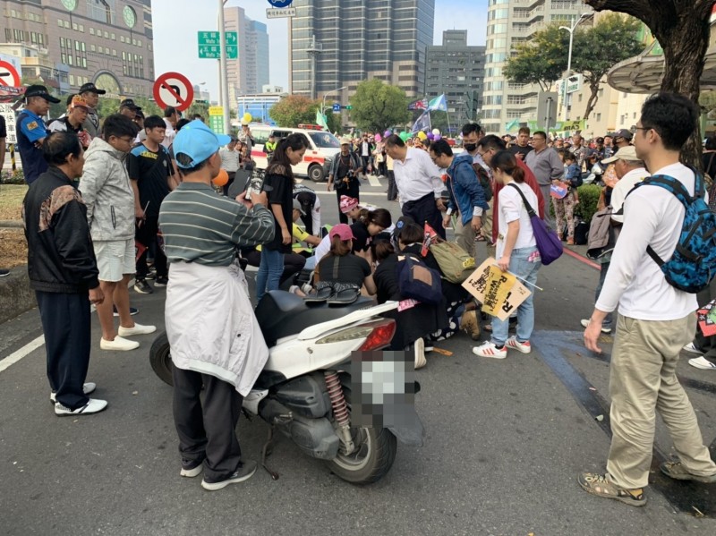 等遊行隊伍通過 男子疑心肌梗塞倒地送醫急救