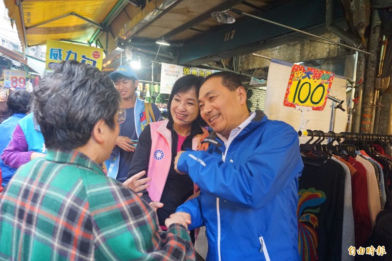 新北市長侯友宜今天上午陪同國民黨第7選區立委柯志恩到板橋興隆市場掃街拜票。（記者賴筱桐攝）