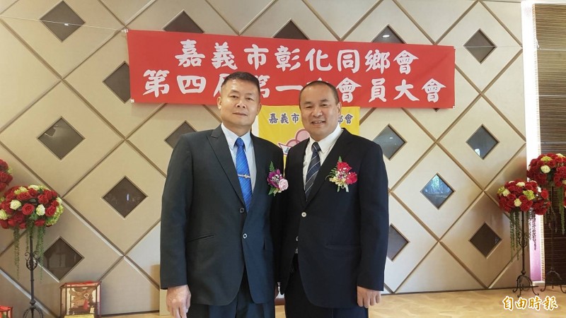 嘉義市彰化同鄉會新任理事長李錦洋（左）、卸任理事長蕭燈發（右）。（記者丁偉杰攝）