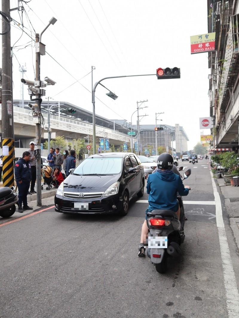 豐原區東北街（明仁街至豐隆街58巷）路寬僅6公尺，道路狹窄，形成交通瓶頸。（記者歐素美攝）