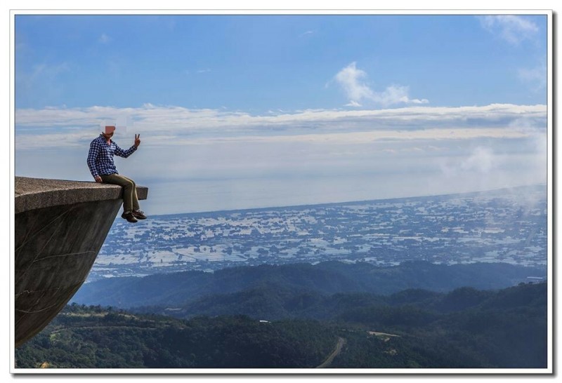 傅姓攝影師到宜蘭IG打卡聖地渭水之丘，拍攝經典的懸空照。（圖由傅姓攝影家提供）