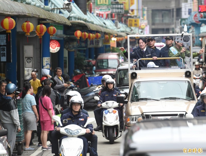 進黨副總統候選人賴清德22日陪同黨籍立委候選人車隊遊行，向民眾拜票爭取支持。（記者方賓照攝）